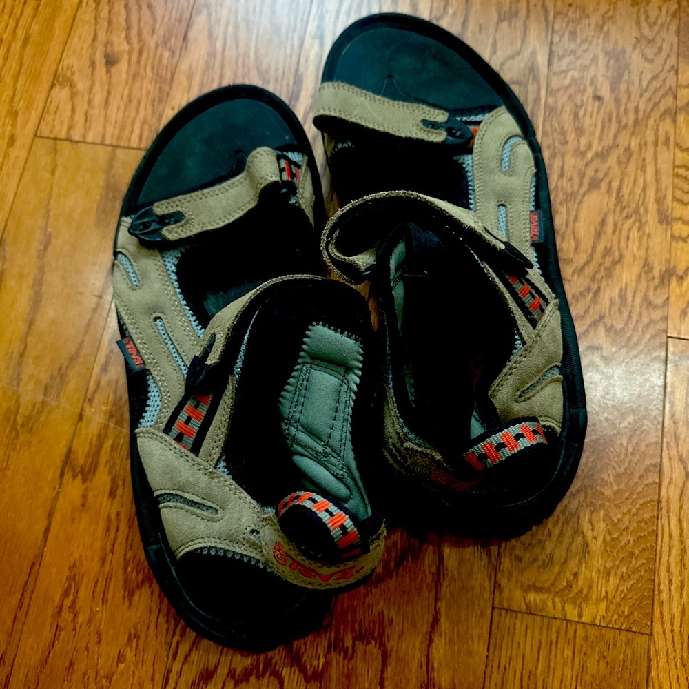 Teva Men’s Size 10 suede sandals, Beige with red detail.
